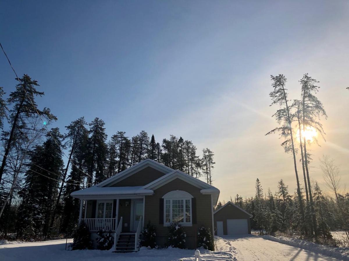 Le Chalet De Claude, Au Pied Des Monts-Valin Saint-David-de-Falardeau Bagian luar foto