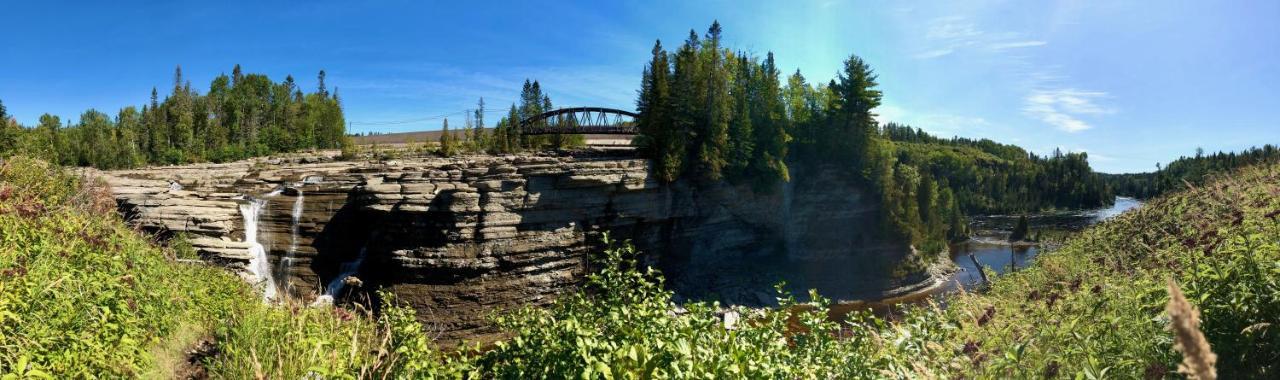 Le Chalet De Claude, Au Pied Des Monts-Valin Saint-David-de-Falardeau Bagian luar foto