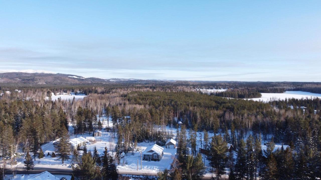 Le Chalet De Claude, Au Pied Des Monts-Valin Saint-David-de-Falardeau Bagian luar foto